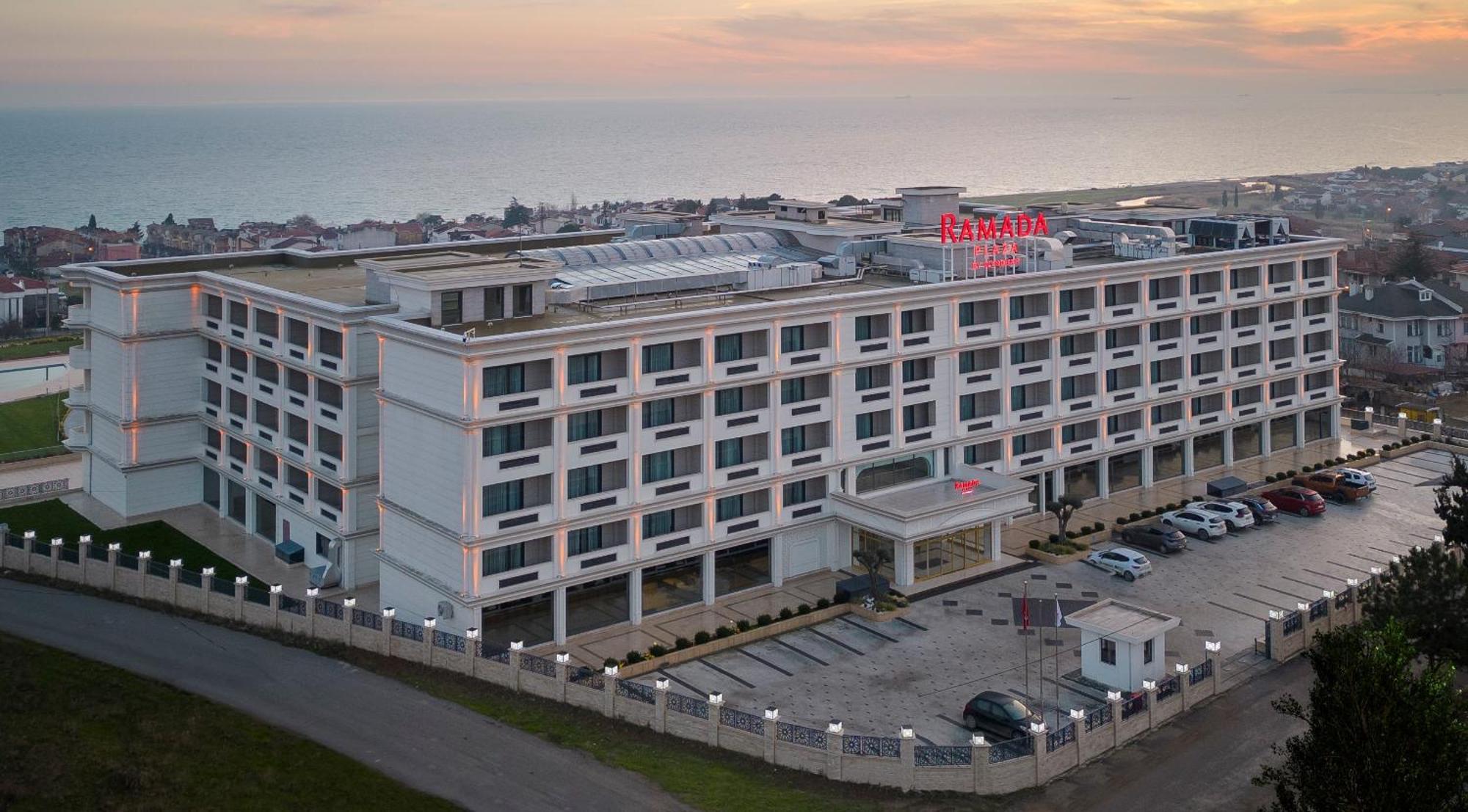 Ramada Plaza By Wyndham Silivri Hotell Exteriör bild